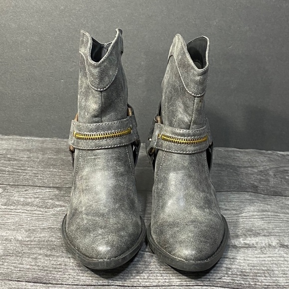 ⭐️Mo Mo grey distressed harness boots - Picture 2 of 9